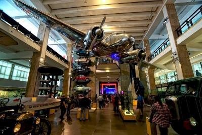科學博物館展場的飛機與早期車輛